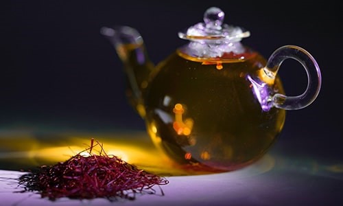 Brewing saffron with boiling water